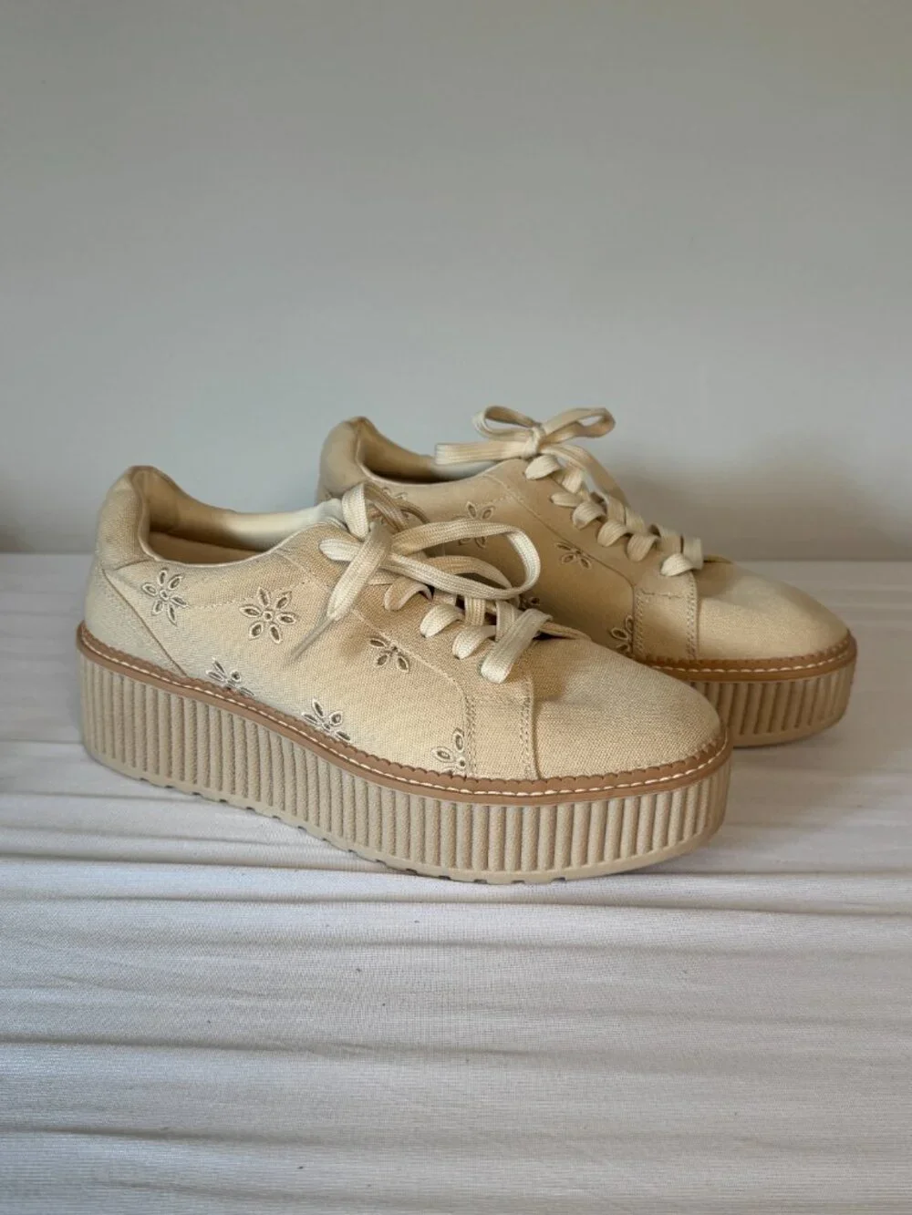 9.5 Dolce Vita Brin Canvas Eyelet Sneakers Platform Shoes Beige Tan Cream Flower